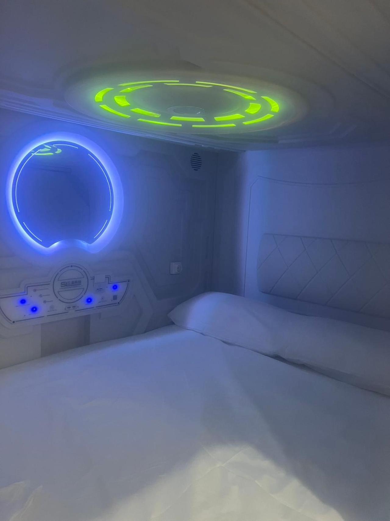 Air Hostel Capsules Airport Gavà Eksteriør billede