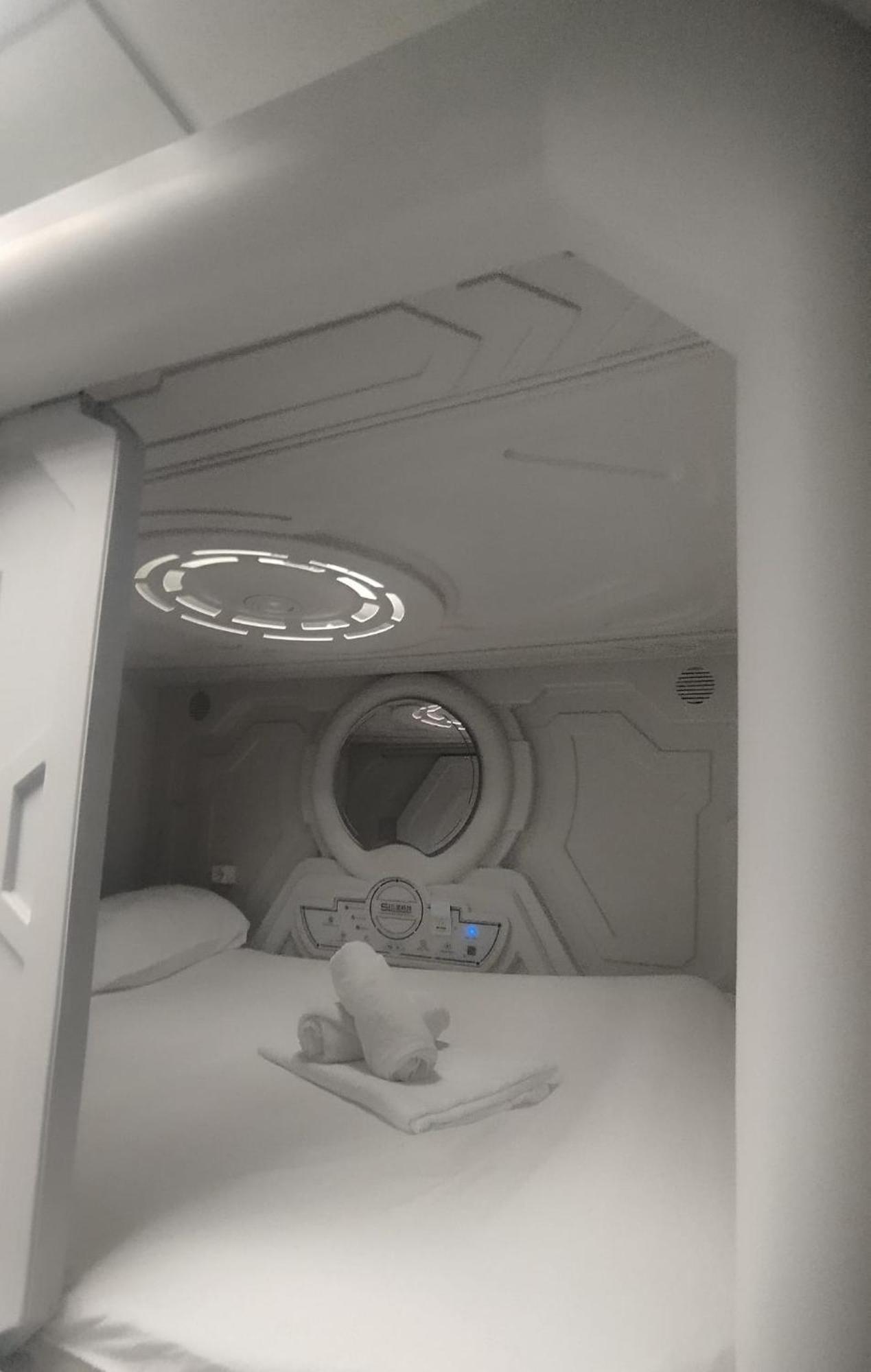 Air Hostel Capsules Airport Gavà Eksteriør billede